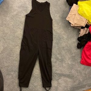 Black jumper w pockets.